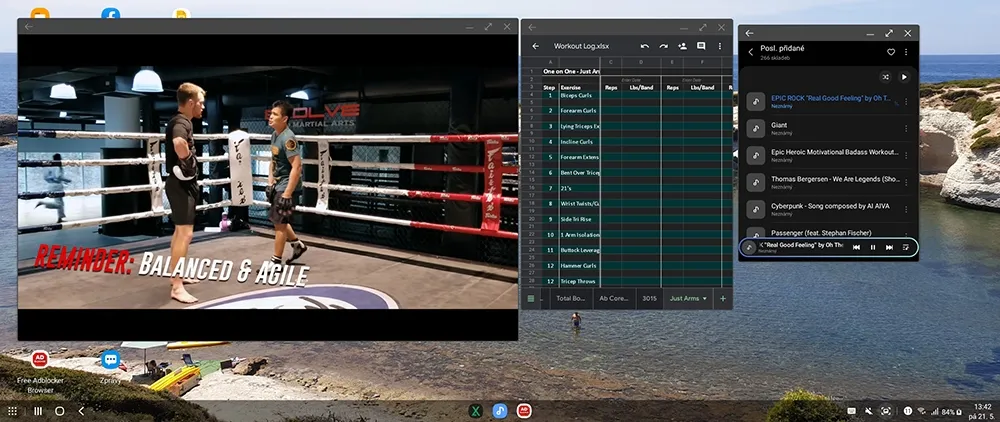 Super Mario Bros běžící drátově na obří nástěnné televizi. Dex utáhne všechno