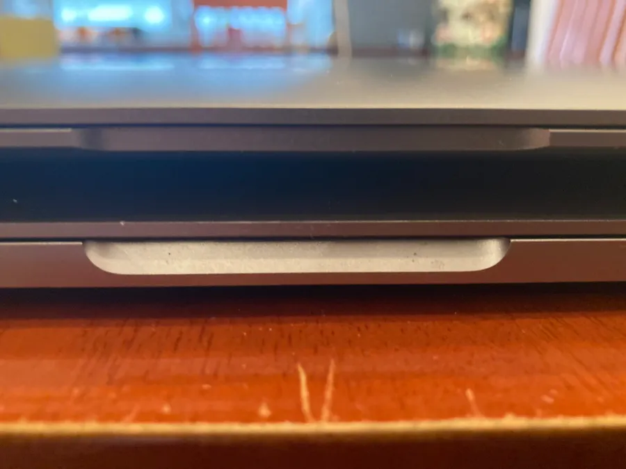 Rozdíl v Šasi mezi Macbook Pro 2017 a Macbook Air M1 - druhý pohled